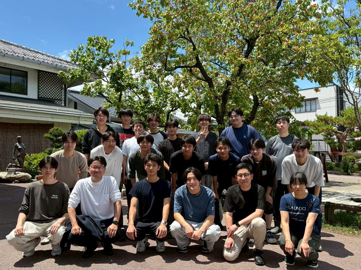 実をつけたあんずの木の下での参加学生の集合写真（長野県千曲市）