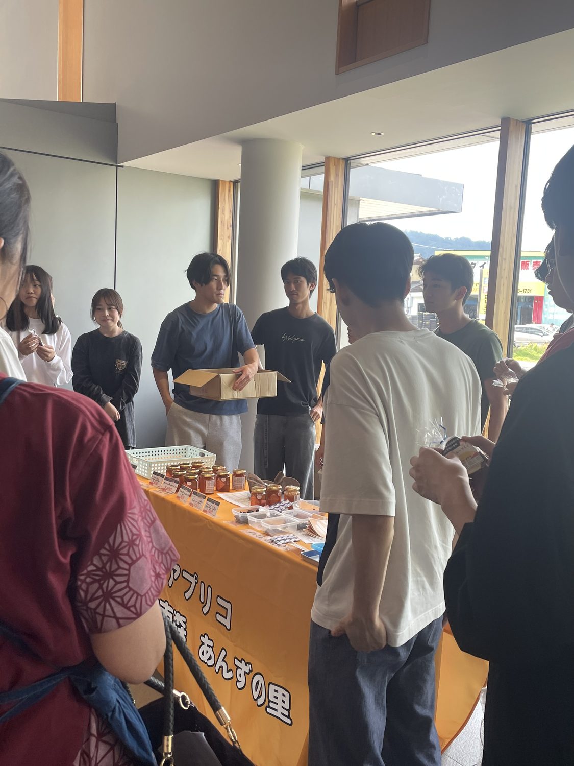ちくまあんずフェアの売り場に来場者が集まる様子