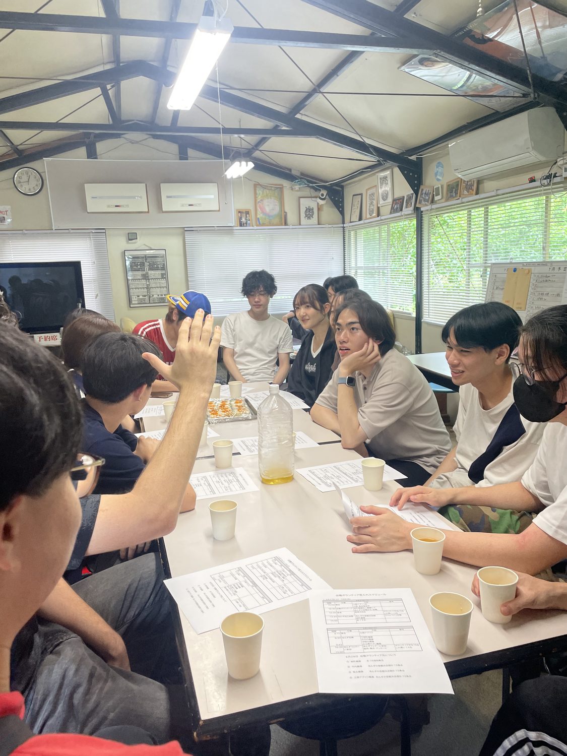 工房で学生たちがつくり手の話を聞いている様子
